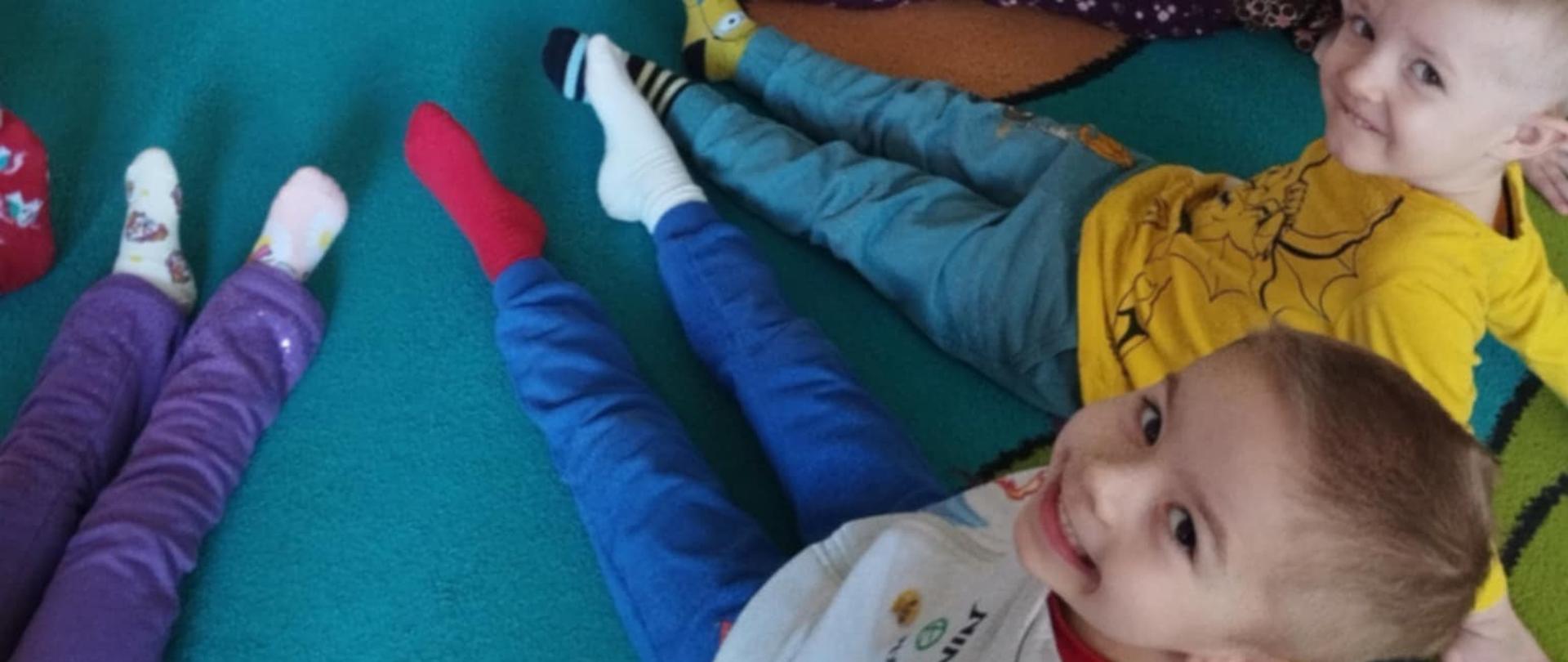 Dzieci prezentują kolorowe skarpetki