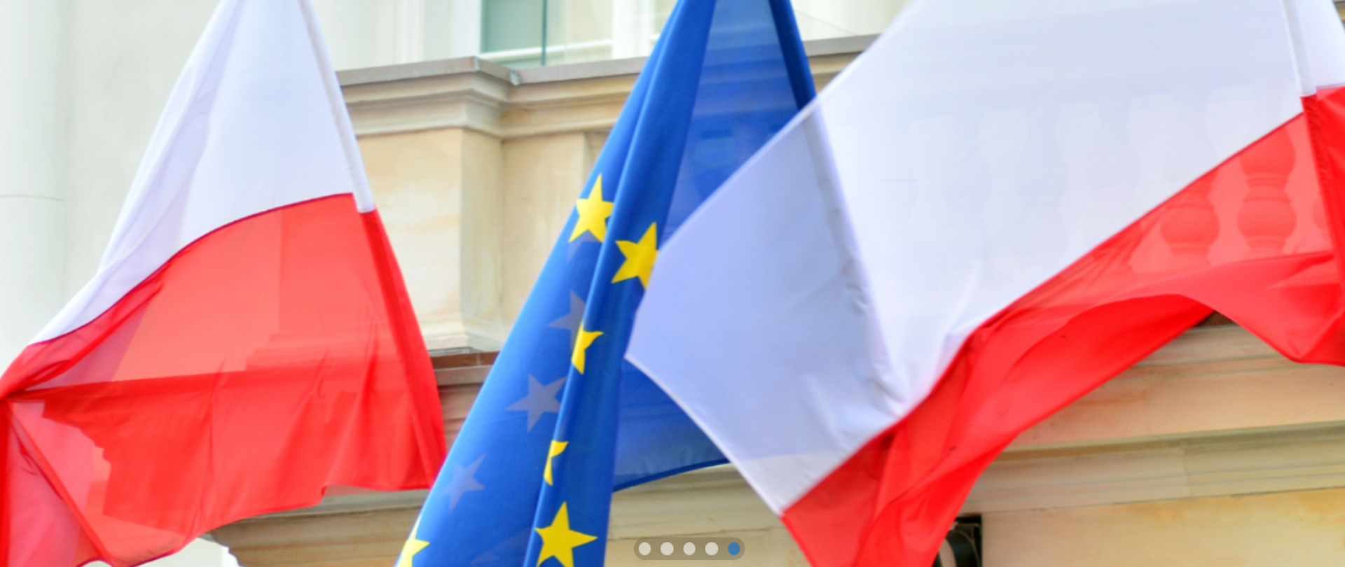 Zdjęcie przedstawia dwie flagi Polskie i Unii Europejską 