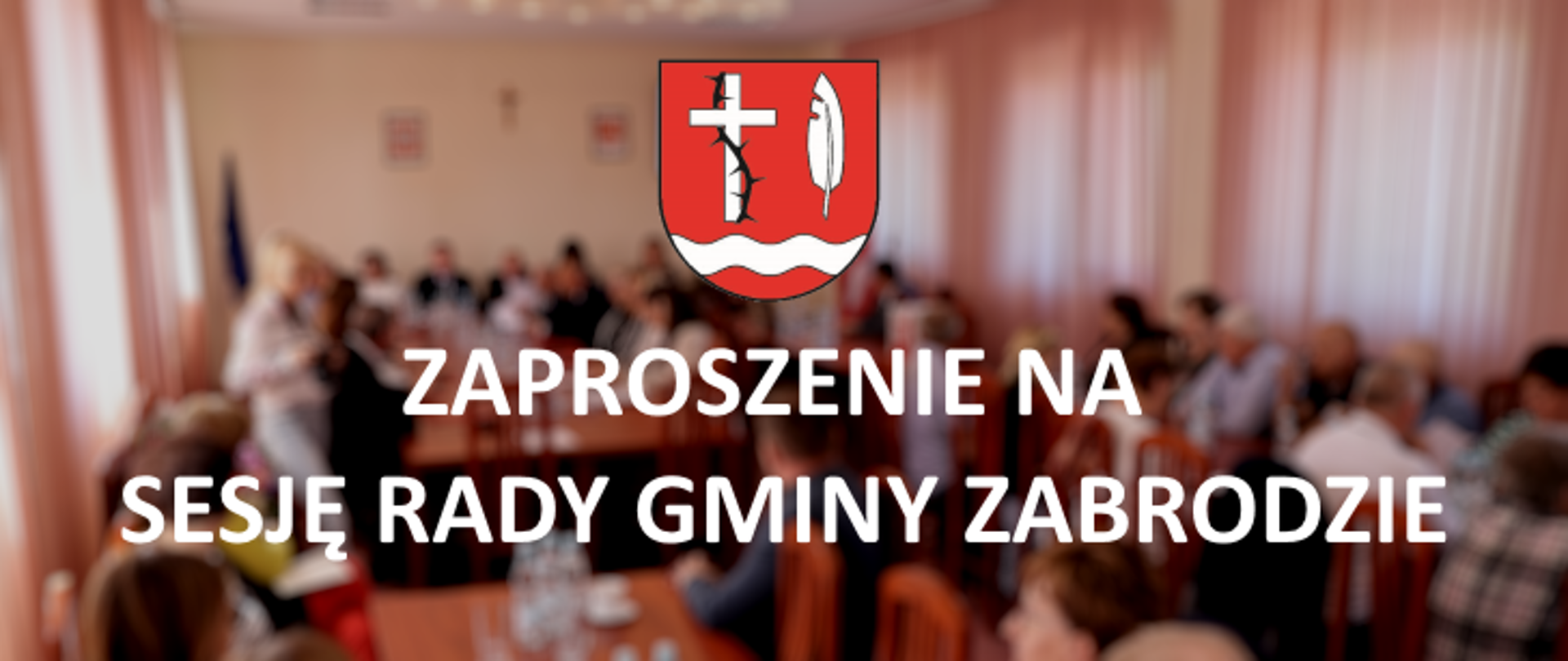 Czerwony herb z białym krzyżem opasanym cierniem, białym piórem, falami pod nimi. Zaproszenie na sesję Rady Gminy Zabrodzie. W tle rozmyte zdjęcie ludzi siedzących w dużej sali