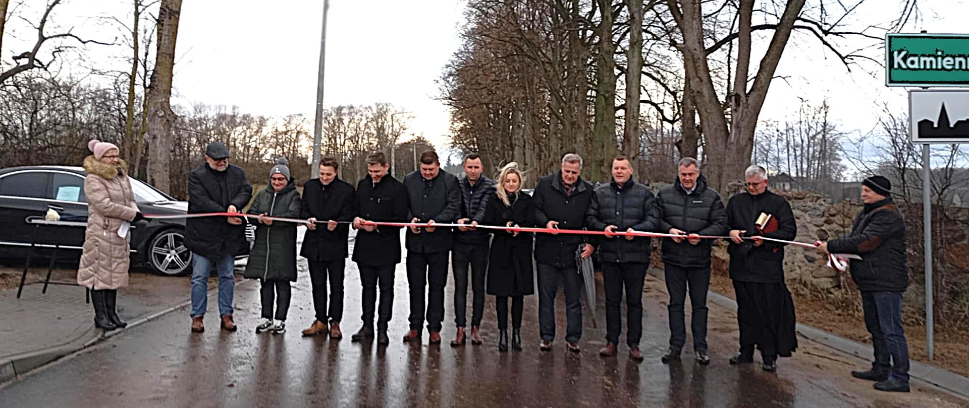 W otwarciu drogi powiatowej w Kamiennym Dworze uczestniczyli m.in. starosta bielski Sławomir Jerzy Snarski, członek zarządu powiatu Maciej Bobel oraz wójt gminy Wyszki Mariusz Korzeniewski