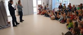 Dzieci słuchają wykładu przedstawicielek Policji