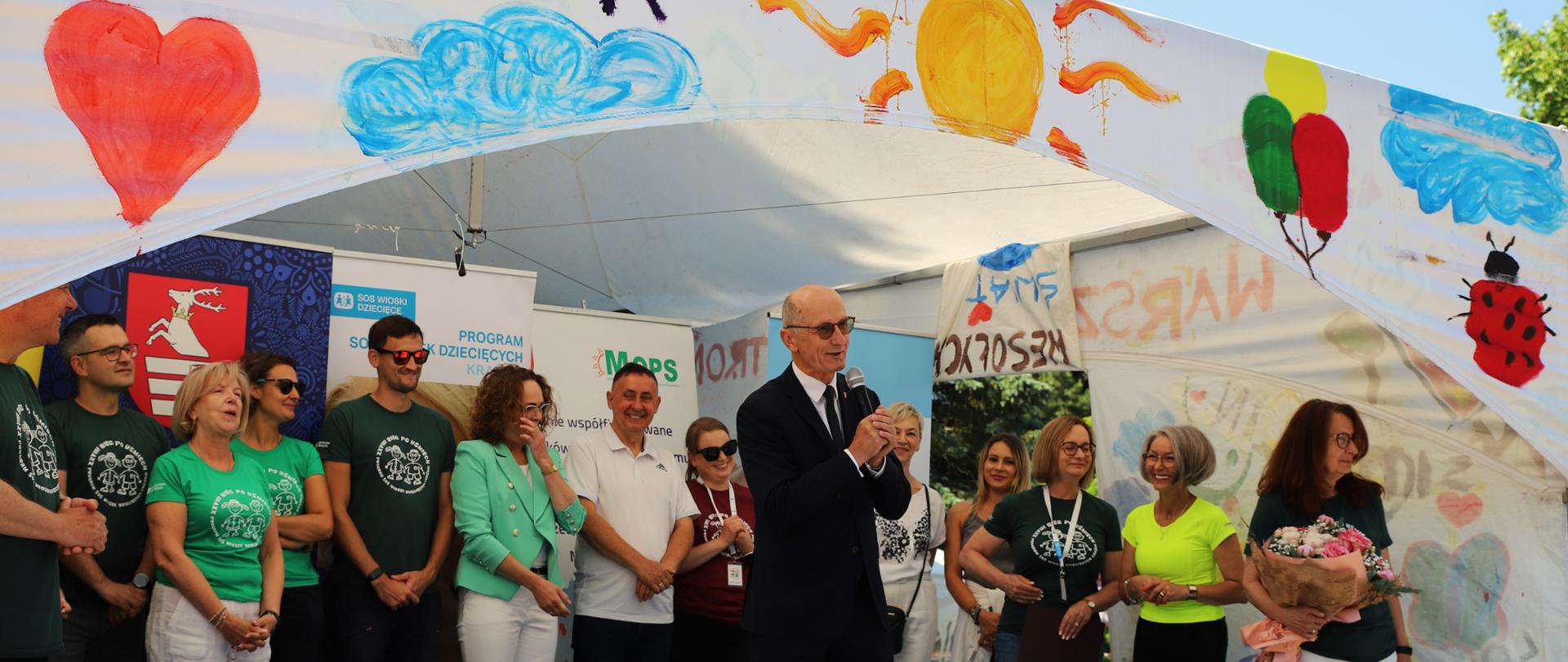 Na zdjęciu zaproszeniu goście, a wśród nich Starosta Kraśnicki Zbigniew Dżugaj, który przemawia do uczestników wydarzenia.