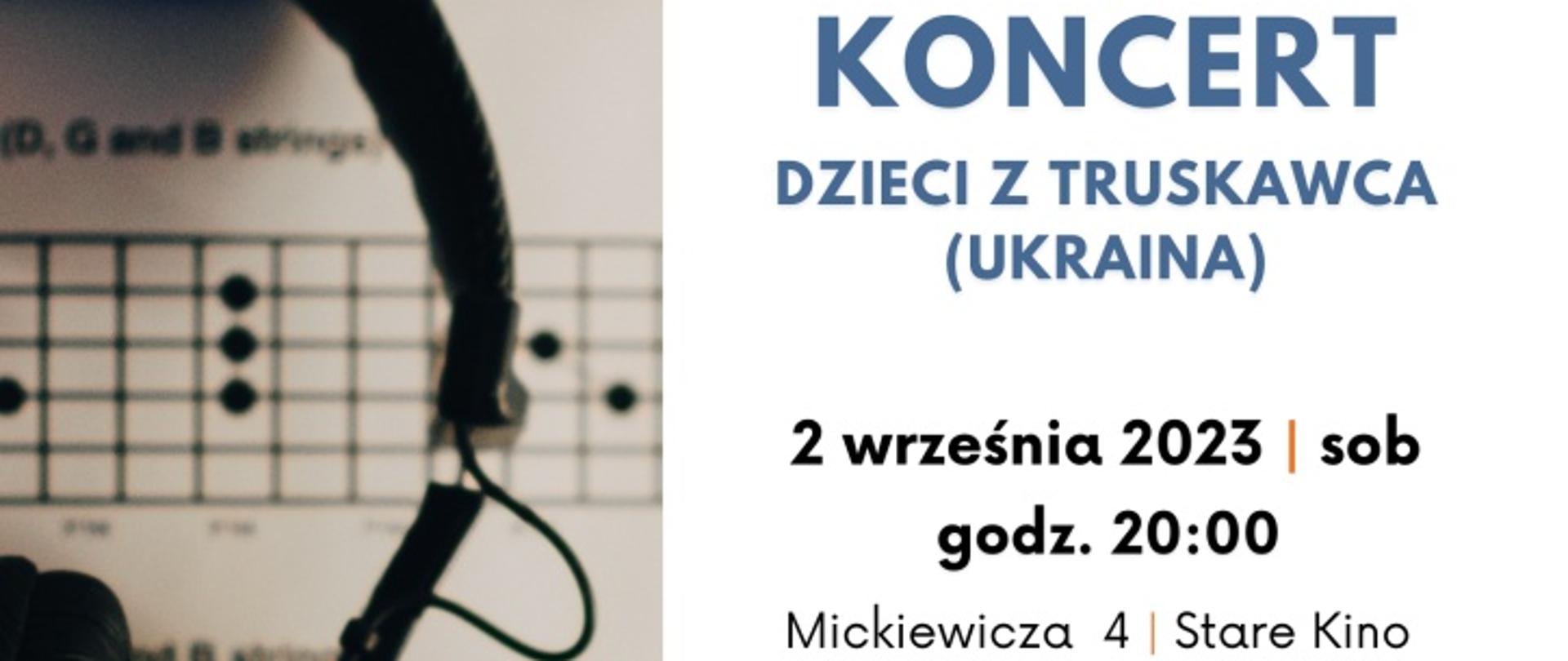 Plakat - po lewej fotografia słuchawek leżących na kartce z chwytami gitarowymi, po prawej informacja o wydarzeniu i logotypy organizatorów