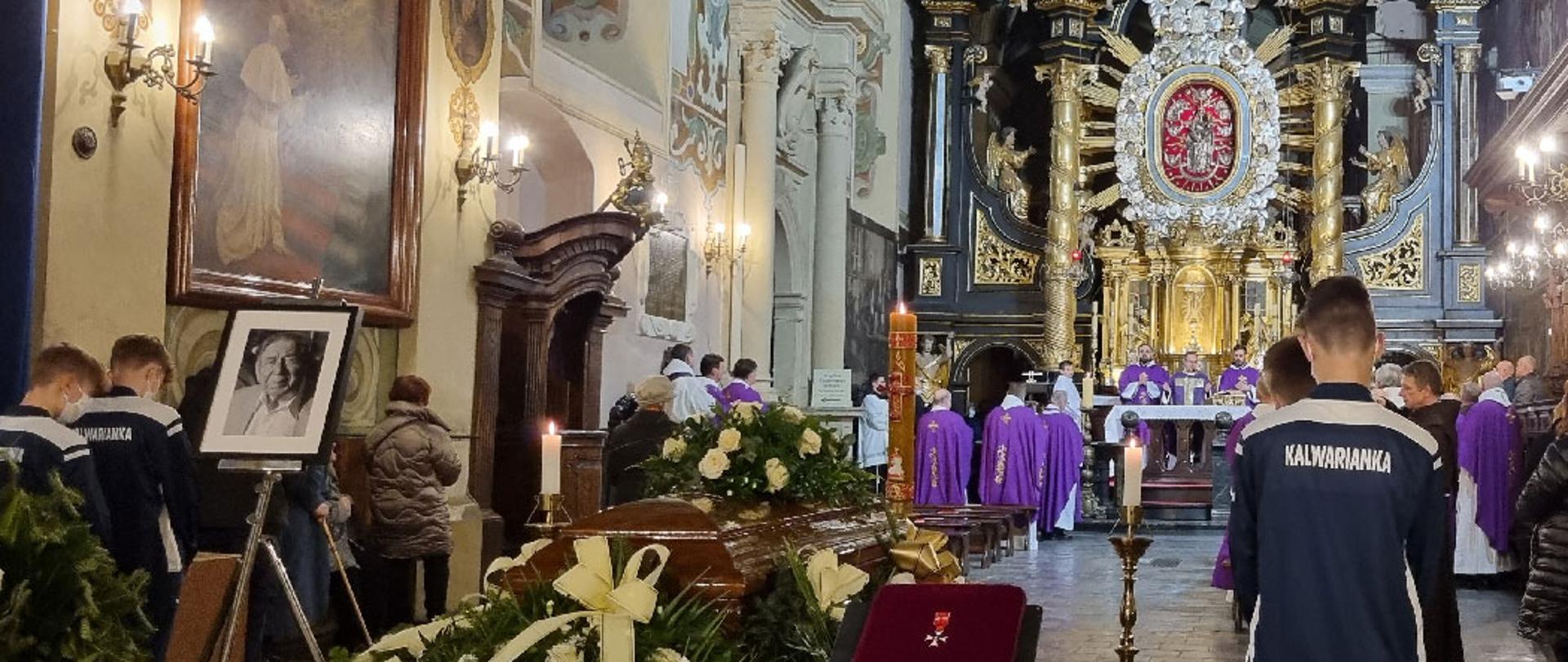 Na zdjęciu w centralnym miejscu trumna z kwiatami w Bazylice Kalwaryjskiej w głębi ołtarz główny