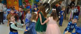 Dzieci w strojach w trakcie zabawy na balu