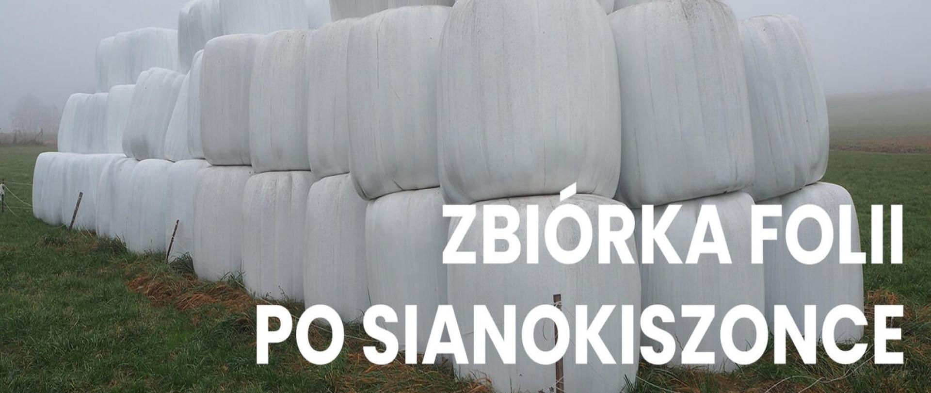 Zbiórka folii po sianokiszonce , bale z sianokiszonką ustawione w trzech liniach i po trzy sztuki do góry w tle widać pole oraz mgłę.