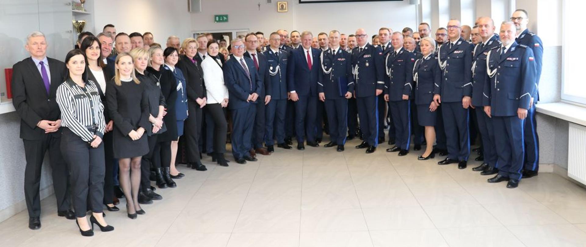W uroczystości przekazania stanowiska komendanta powiatowego Policji uczestniczyli przedstawiciele władz Powiatu Bielskiego: starosta Sławomir Jerzy Snarski, wicestarosta Piotr Bożko oraz przewodniczący rady powiatu Andrzej Leszczyński (fot. KPP Bielsk Podlaski)