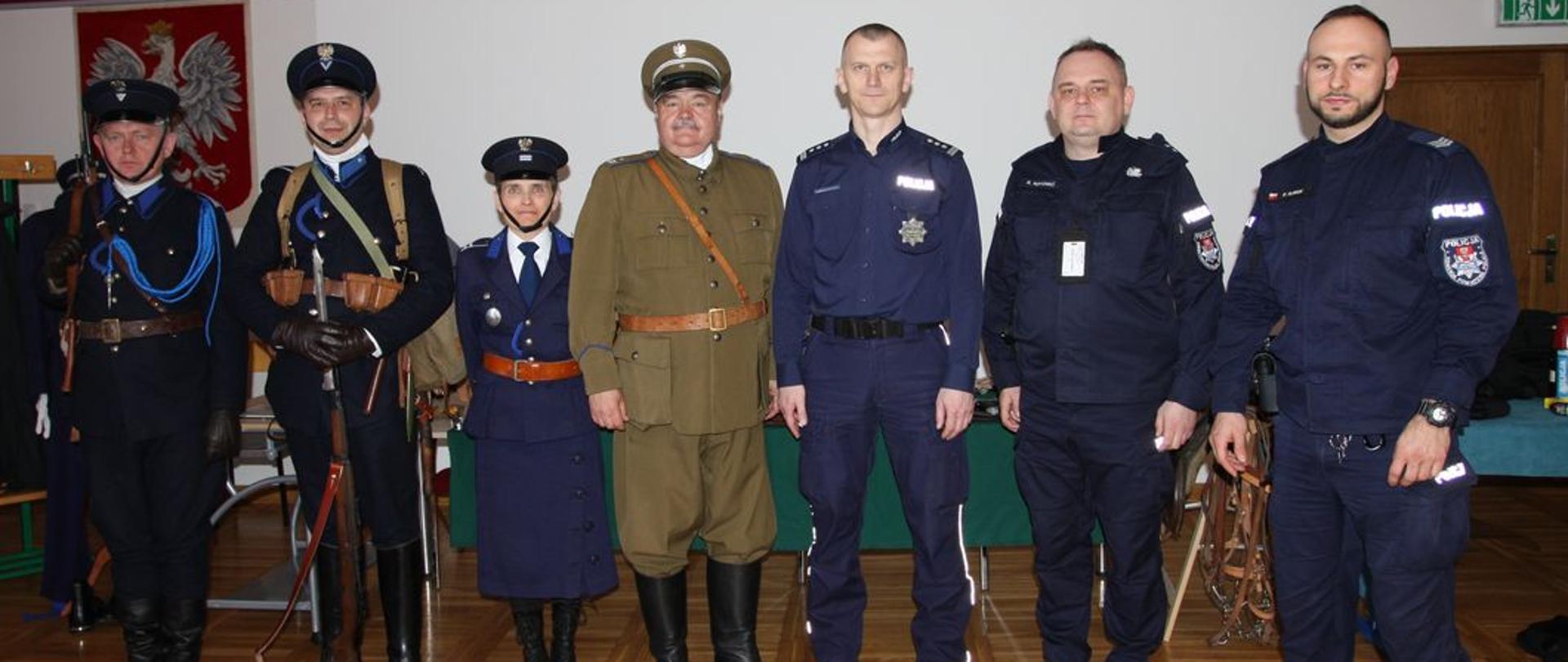 Bielscy funkcjonariusze komendy Powiatowej Policji i członkowie grupy rekonstrukcyjnej 