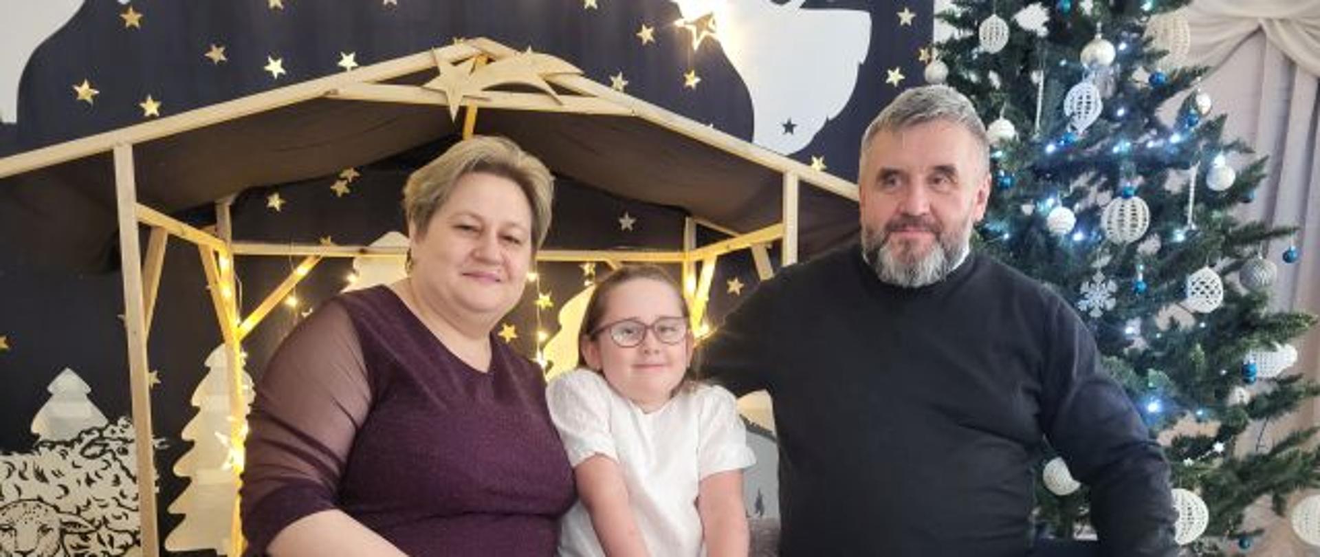 Dzieci pozują z dziadkami