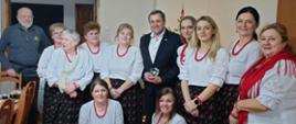Wójt Gminy Raba Wyżna oraz panie z koła gospodyń wiejskich.