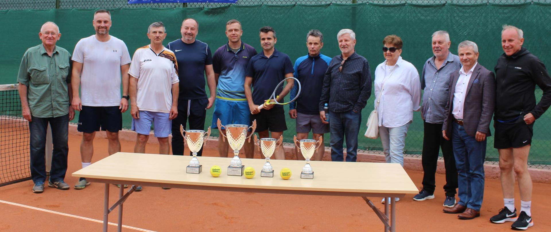 Organizatorzy i zawodnicy Turnieju Tenisa Ziemnego o Puchar Starosty Bielskiego