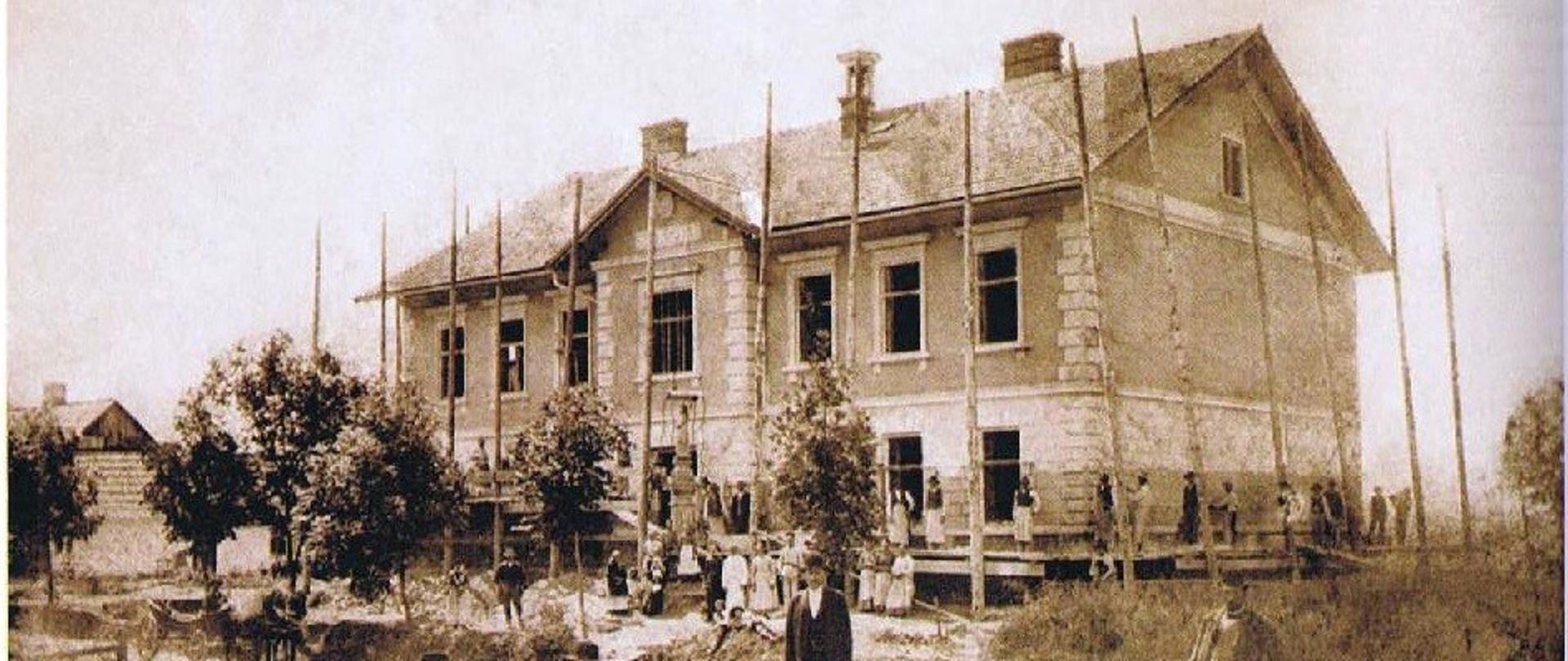 Budowa szkoły w Kalwarii Zebrzydowskiej w budowie – rok 1891 lub 1892
Własność Marek Ćwikła