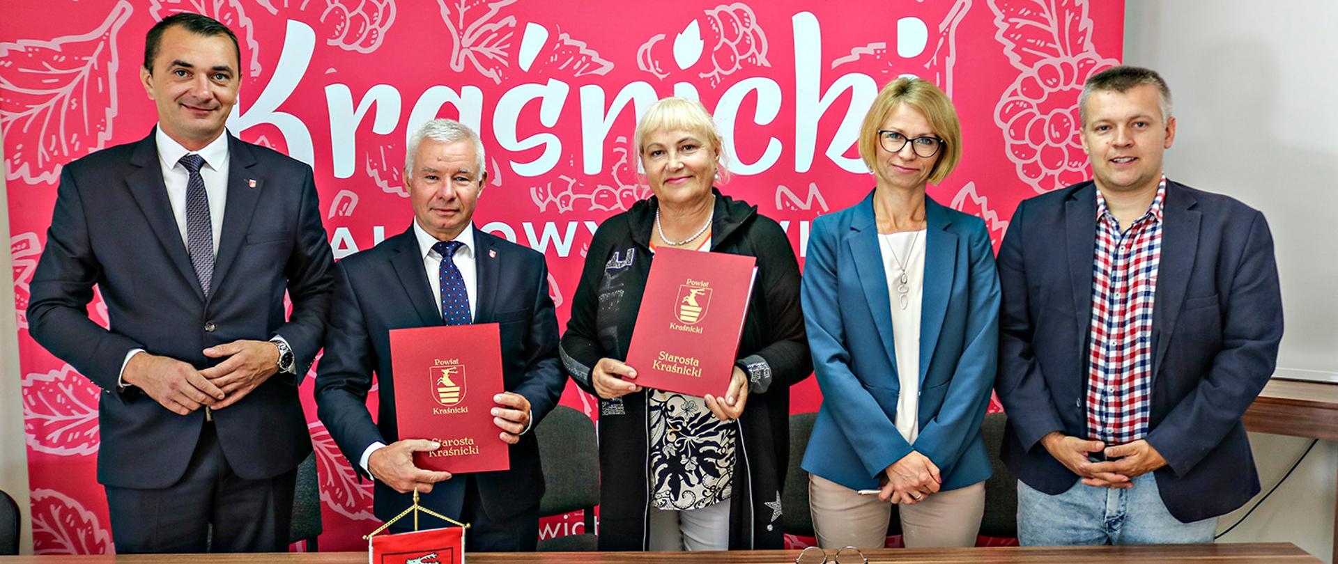 Na zdjęciu od lewej: wicestarosta Paweł Kudrel, starosta Andrzej Rolla, przedstawiciel wykonawcy Maria Markowska, skarbnik Iwona Szymańska oraz zastępca dyrektora zarządu dróg powiatowych Michał Kondracki