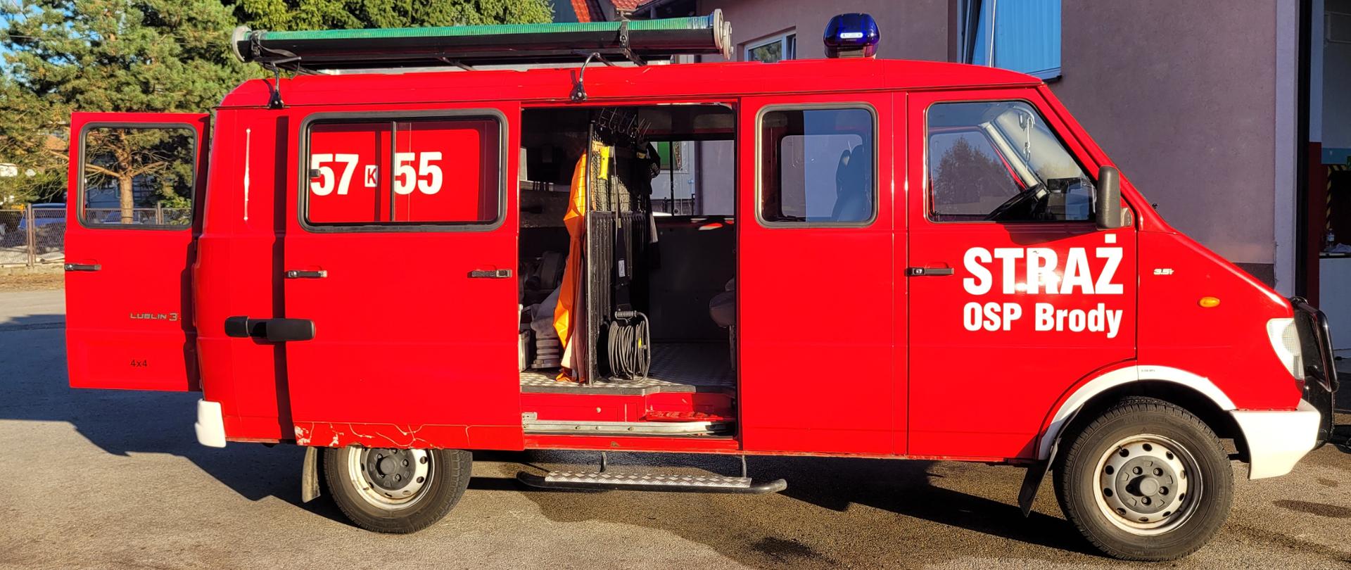 Czerwony samochód strażacki Lublin 3 z otwartymi drzwiami