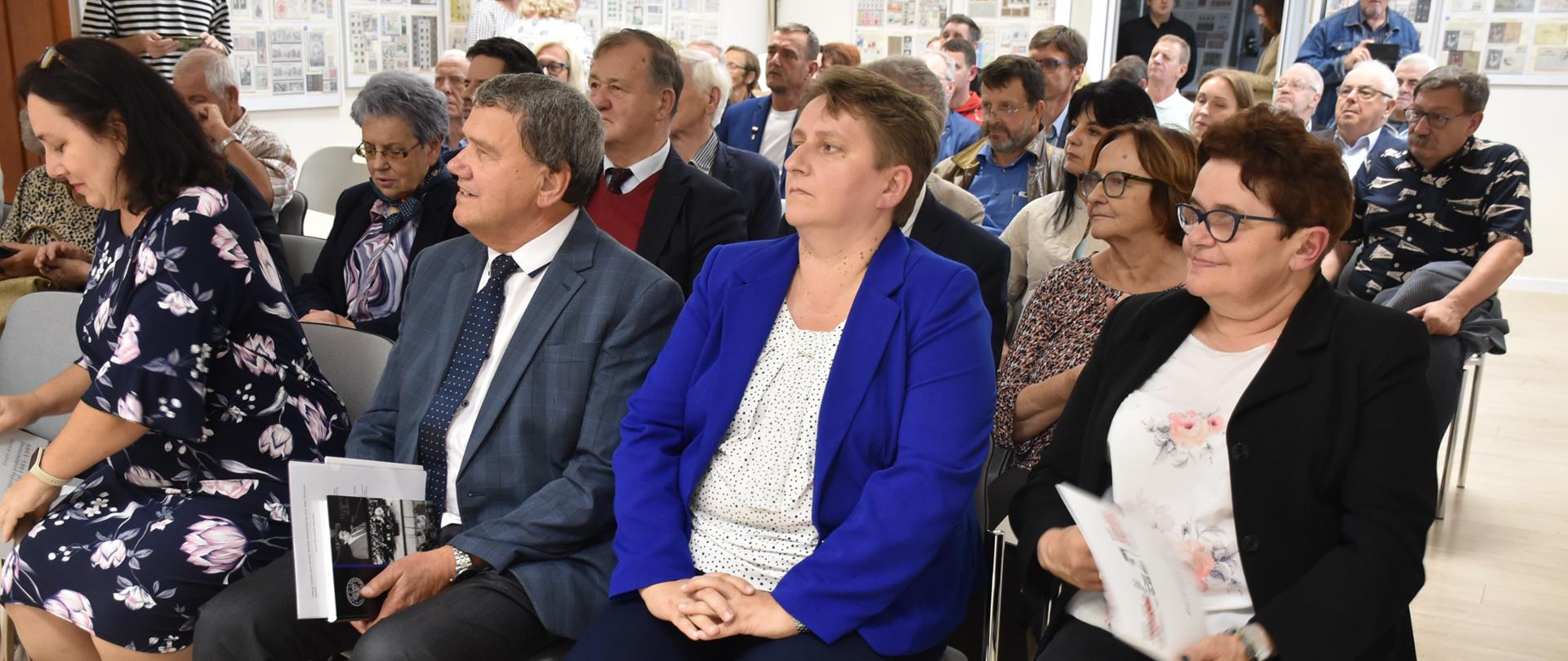 Zebrani goście na otwarciu wystawy