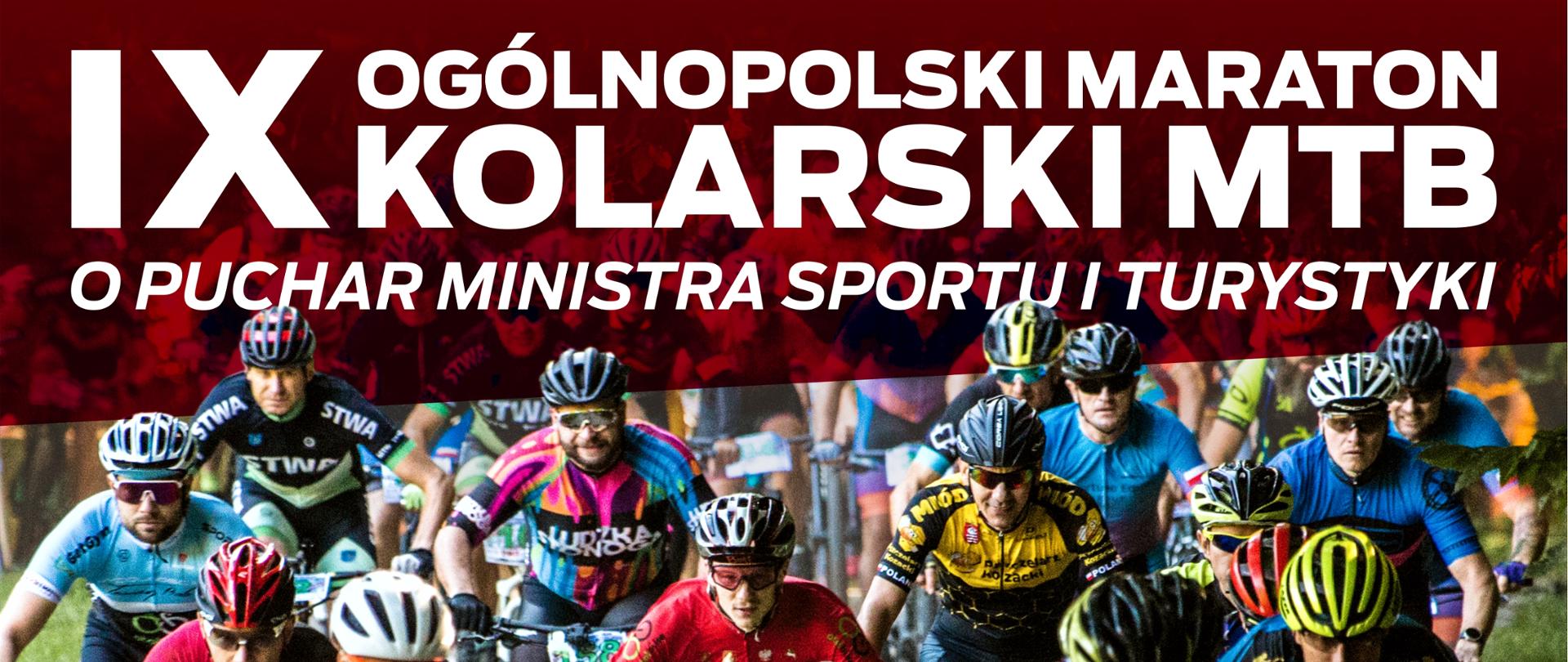 Grafika przedstawia plakat zawodów kolarskich. Plakat składa się z białych napisów umieszczonych na czerwonym tle oraz zdjęcia kolarzy. W dolnej części plakatu znajduje się biały pas, na którym zamieszczone zostały logotypy organizatorów, współorganizatorów sponsorów i patronów.