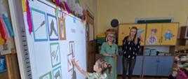 Zajęcia z dziećmi w sali edukacyjnej z użyciem tablicy interaktywnej