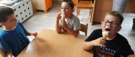 Relaks - dzieci siedzą przy stole, jedzą lody