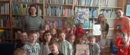Dzieci pozują do zdjęcia w bibliotece