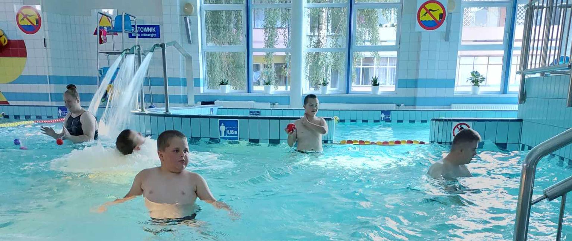 Podopieczni Stowarzyszenia „Małe Marzenia” w trakcie zajęć rehabilitacyjnych na basenie - realizacja zadania zleconego przez Powiat Bielski