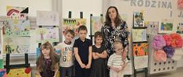Pani Dyrektor wraz z nauczycielką i nagrodzonymi przedszkolakami, pozują do zdjęcia