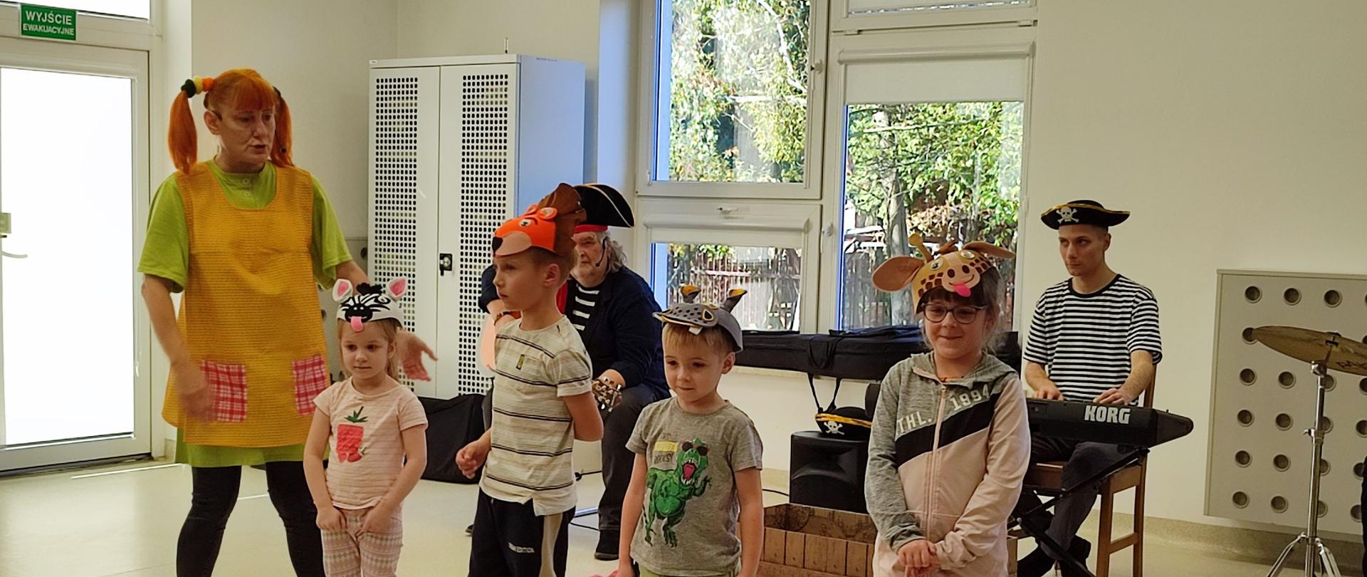 Trwa spektakl - dzieci oglądają, biorą w nim aktywny udział