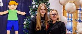 Pani Dyrektor pozuje do zdjęcia z absolwentką przedszkola