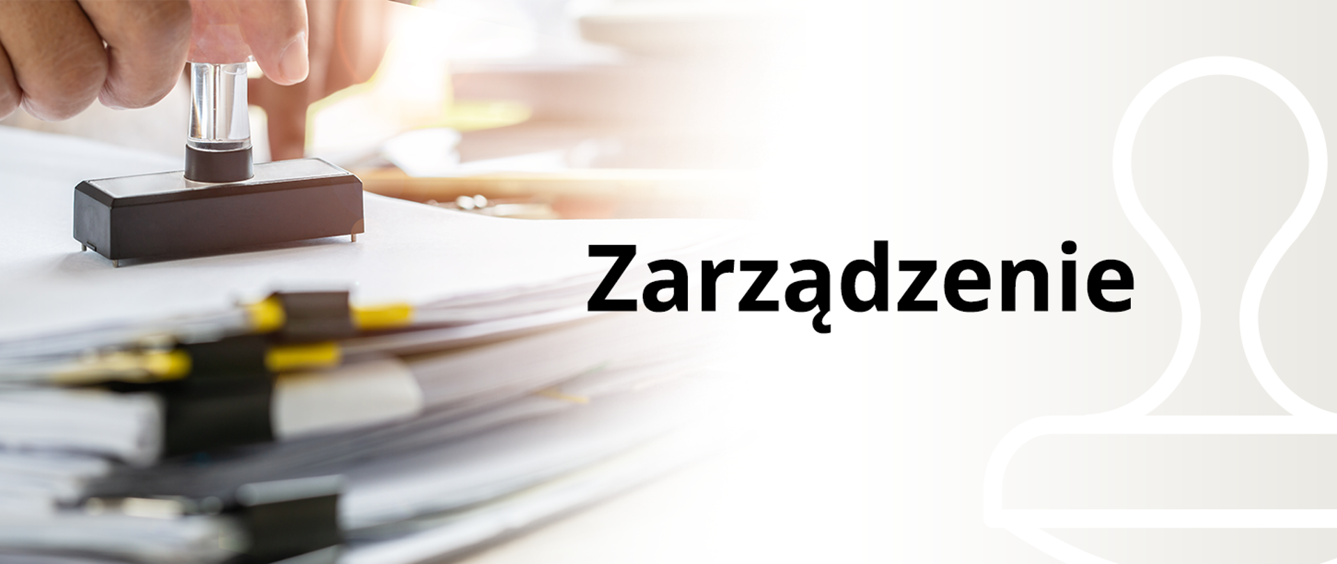 zdjęcie przedstawia po lewej stronie widoczną dłoń z pieczątką i stos dokumentów, po prawej stronie na beżowym tle z zarysem pieczątki napis Zarządzenie