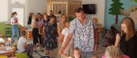 Dzieci i rodzice w trakcie zajęć w sali przedszkolnej