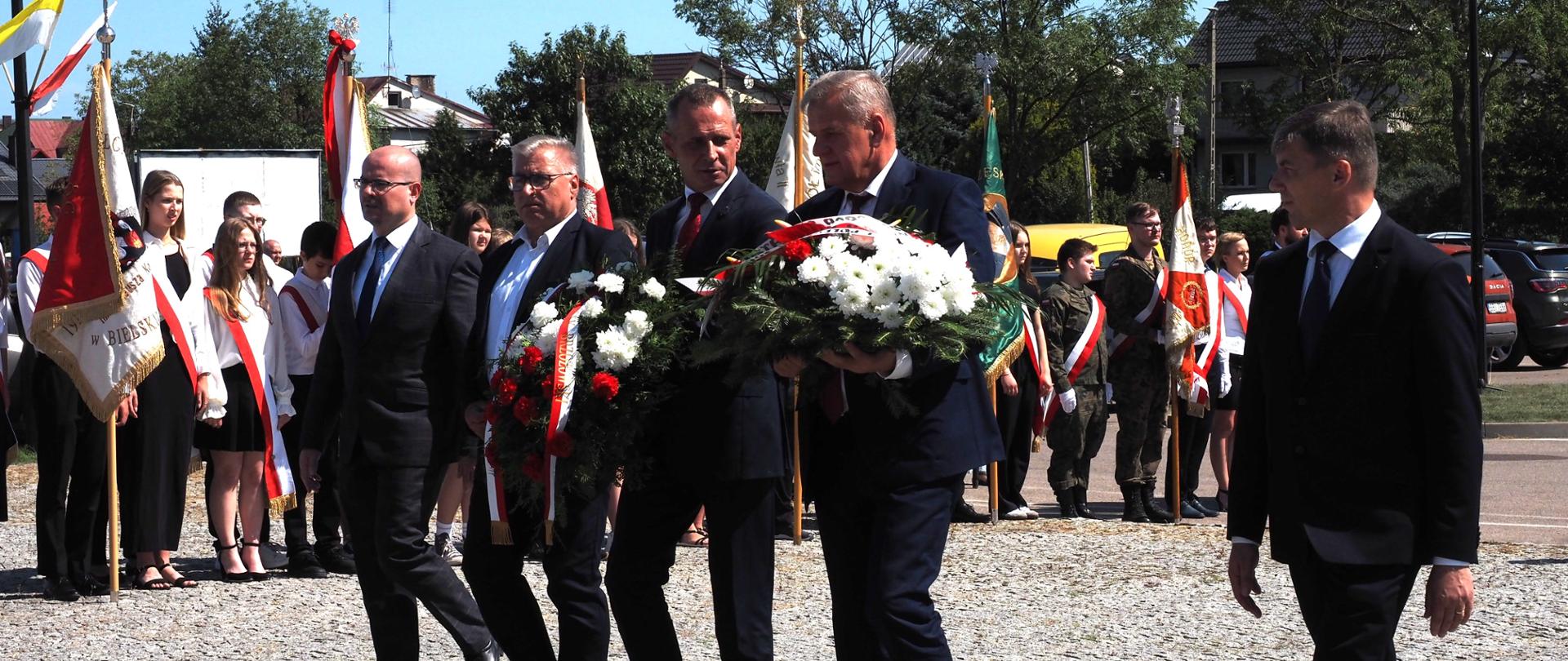 Hołd poległym w obronie Ojczyzny żołnierzom Wojska Polskiego składają starosta bielski Sławomir Jerzy Snarski, wicewojewoda podlaski Michał Gąsowski, przewodniczący rady powiatu Andrzej Leszczyński, członek zarządu powiatu Maciej Bobel oraz sekretarz powiatu Marek Martyniuk