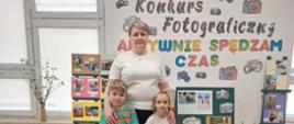 Pani Nauczycielka pozuje do zdjęcia z dwójką dzieci