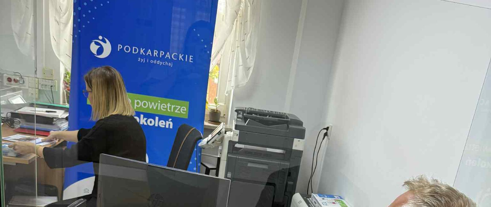 Na fotografii mężczyzna któremu jest udzielana porada przez doradcę ds. Powietrza i energii w ramach projektu LIFE Podkarpackie żyj i oddychaj.