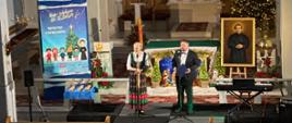 Kolędowanie w Skawie, prowadzący rozpoczynają koncert.