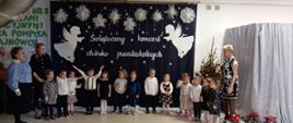 Występujące dzieci wraz z nauczycielkami