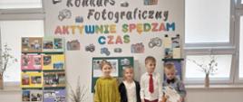 Nagrodzone dzieci pozują do zdjęcia na tle ścianki podsumowującej konkurs