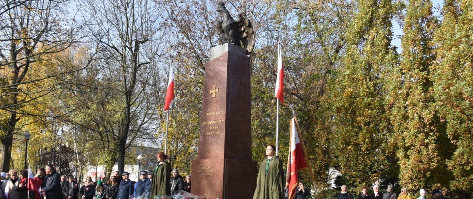 Pomnik i dwóch harcerzy