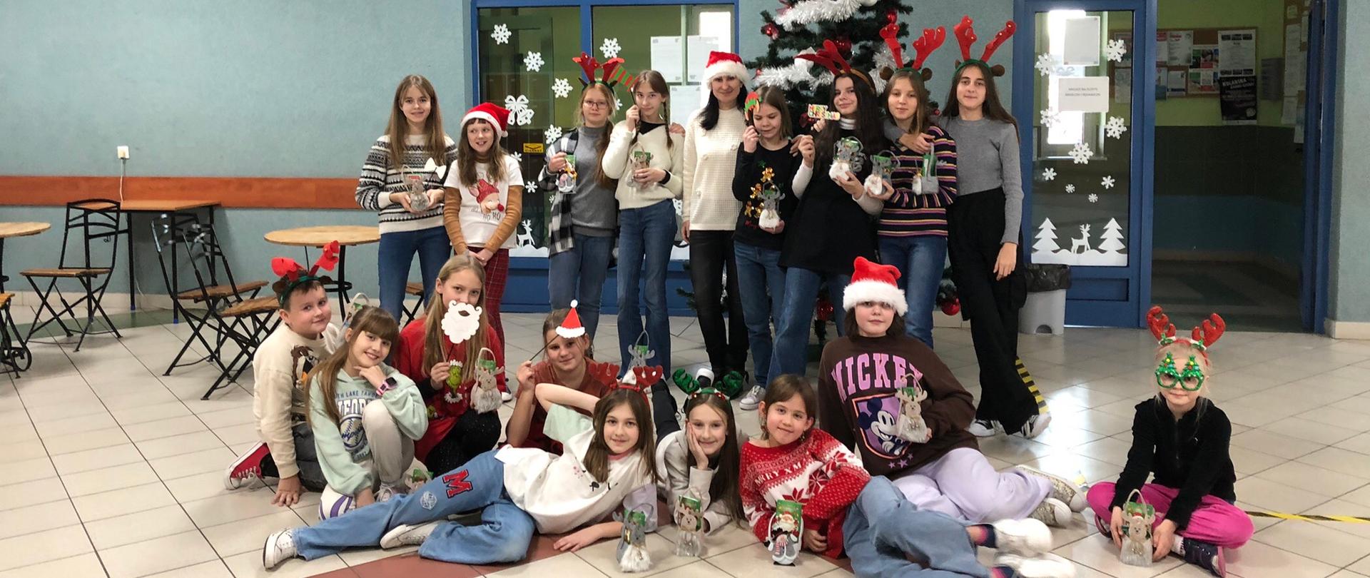 Blisko, blisko, tuż tuż...
Białe myśli lekkie jak puch niech anioł przywieje z nieba,
otworzy skrzydłem nadziei i kolędę zaśpiewa.
Bo wkrótce będzie piękny dzień- Dzień Bożego Narodzenia.
Wszystko się rodzi na nowo,
więc w blasku tajemnych świąt żyjcie zdrowo i kolorowo.
Teatr „ Metamorfoza” - życzenia świąteczne.
