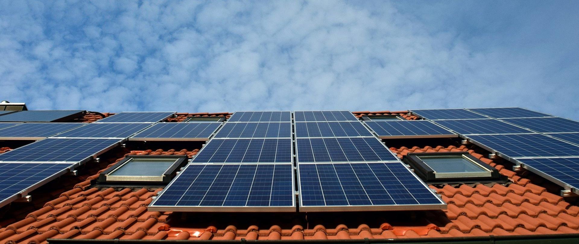 Zdjęcie paneli fotowoltaicznych zamontowanych na dachu domu