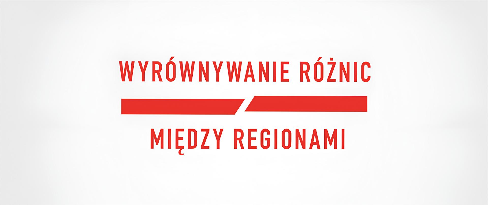 Logo programu PFRON "Wyrównywanie różnic między regionami". Logo składa się z czerwonego napisu w dwóch wierszach oraz czerwonego paska poziomego. U góry widnieje napis "WYRÓWNYWANIE RÓŻNIC", a na dole "MIĘDZY REGIONAMI". Pomiędzy napisami znajduje się pogrubiony czerwony pasek z krótką, ukośną przerwą pośrodku.