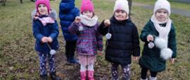 Dzieci pozują do zdjęcia z kulkami dla ptaków