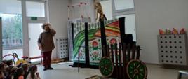 Aktorzy odgrywają sceny przy publiczności - społeczności przedszkola 