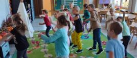 Zajęcia ruchowe - dzieci ćwiczą w sali przedszkolnej
