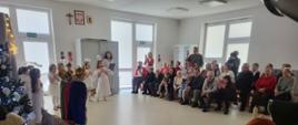 Dzieci preznetują przed dziadkami występ artystyczny