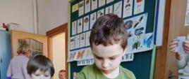 Dzieci w trakcie przygotowywania sadzonek