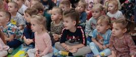 Dzieci oglądają spektakl