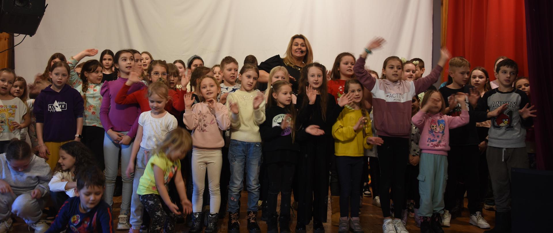 Feryjny przegląd „Mam Talent”- uczestnicy w czwartkowym przeglądzie talentów. 