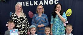 Pani Dyrektor oraz nauczycielki zaangażowane w organizację konkursu, pozują do zdjęcia wraz z nagrodzonymi uczestnikami