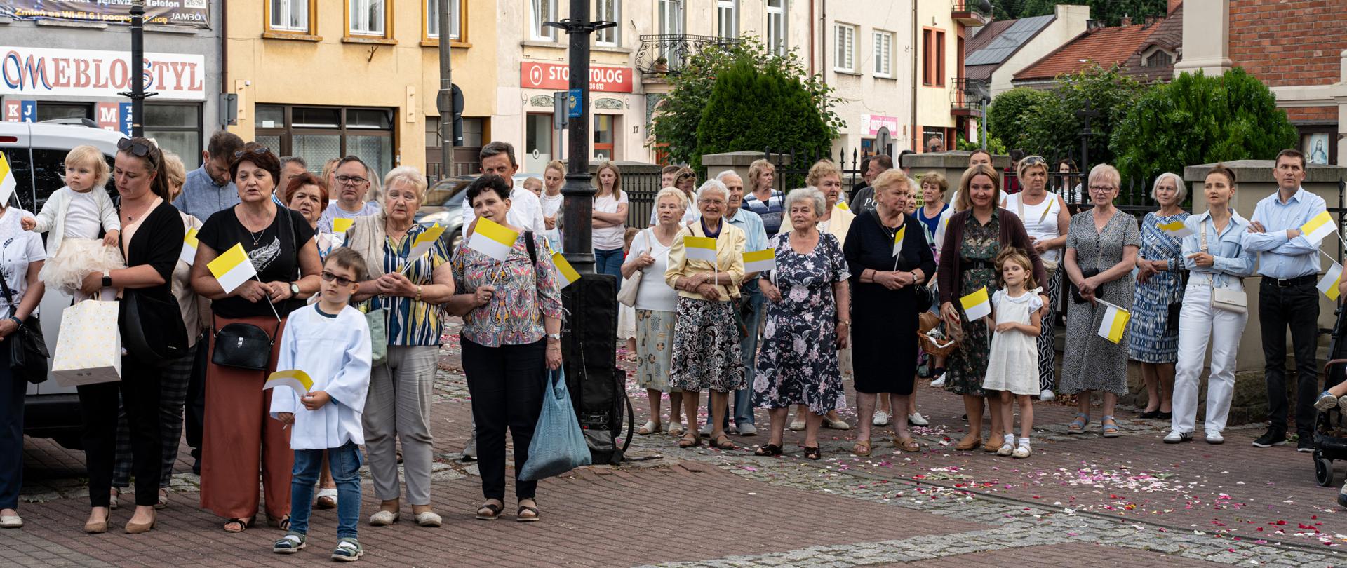 Uroczysta modlitwa przy pomniku św. Jana Pawła II – hołd dla Patrona Kalwarii