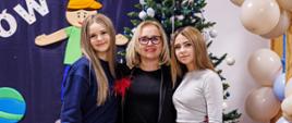 Pani Dyrektor pozuje do zdjęcia z absolwentkami przedszkola