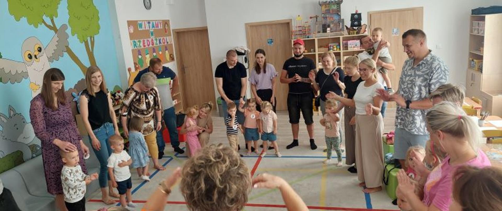 Dzieci i rodzice w trakcie zajęć w sali przedszkolnej